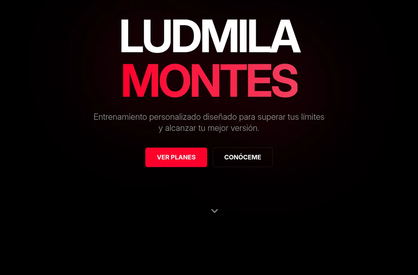 Landing de Ludmila Montes, personal trainer: nombre en blanco y rojo sobre fondo negro