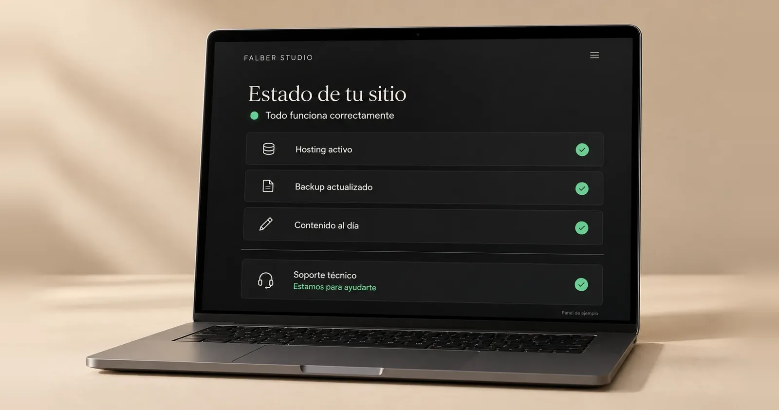 Laptop con el panel de estado de un sitio: hosting activo, backup actualizado, contenido al día y soporte técnico